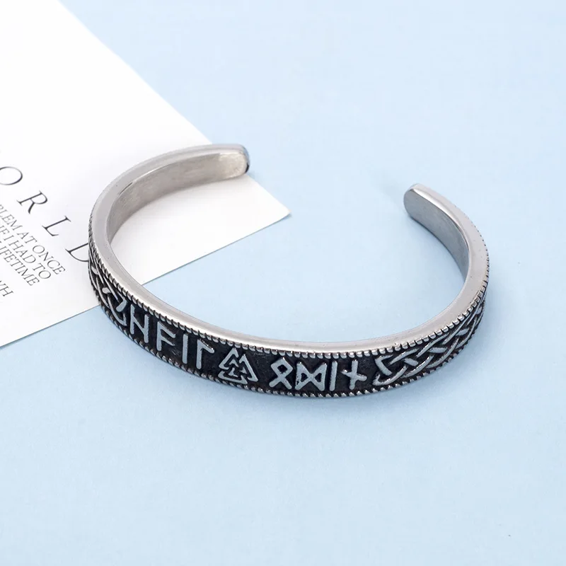 Скандинавский орнамент треугольный узел викингов руна текст ретро мужской