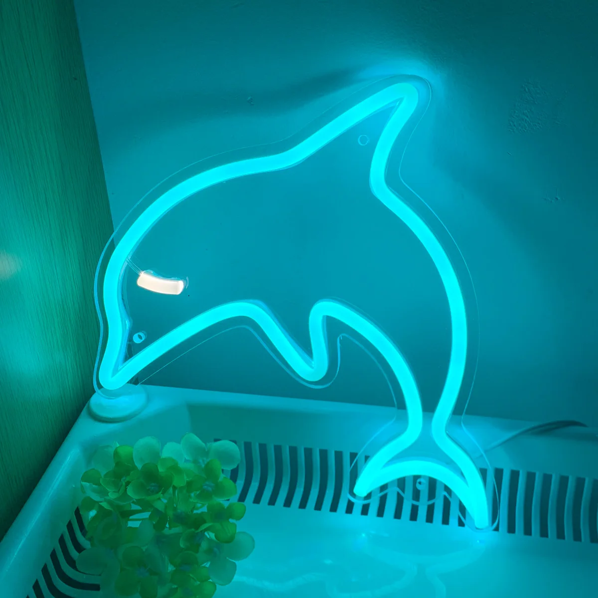 Рисунок 5 - неоновая вывеска в виде дельфина для украшения комнаты