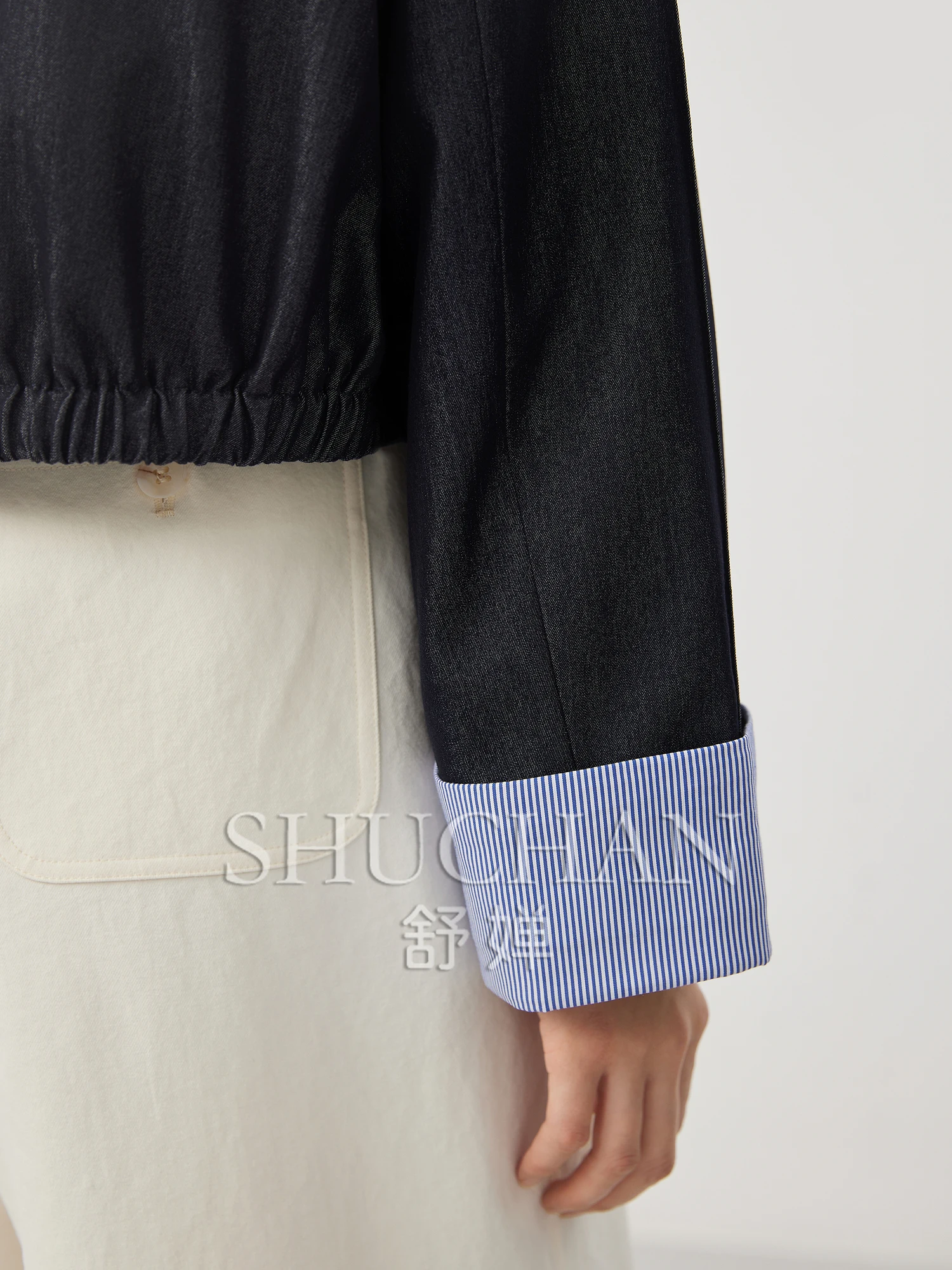 Короткая куртка в контрастную полоску с фланцевыми рукавами и пряжкой