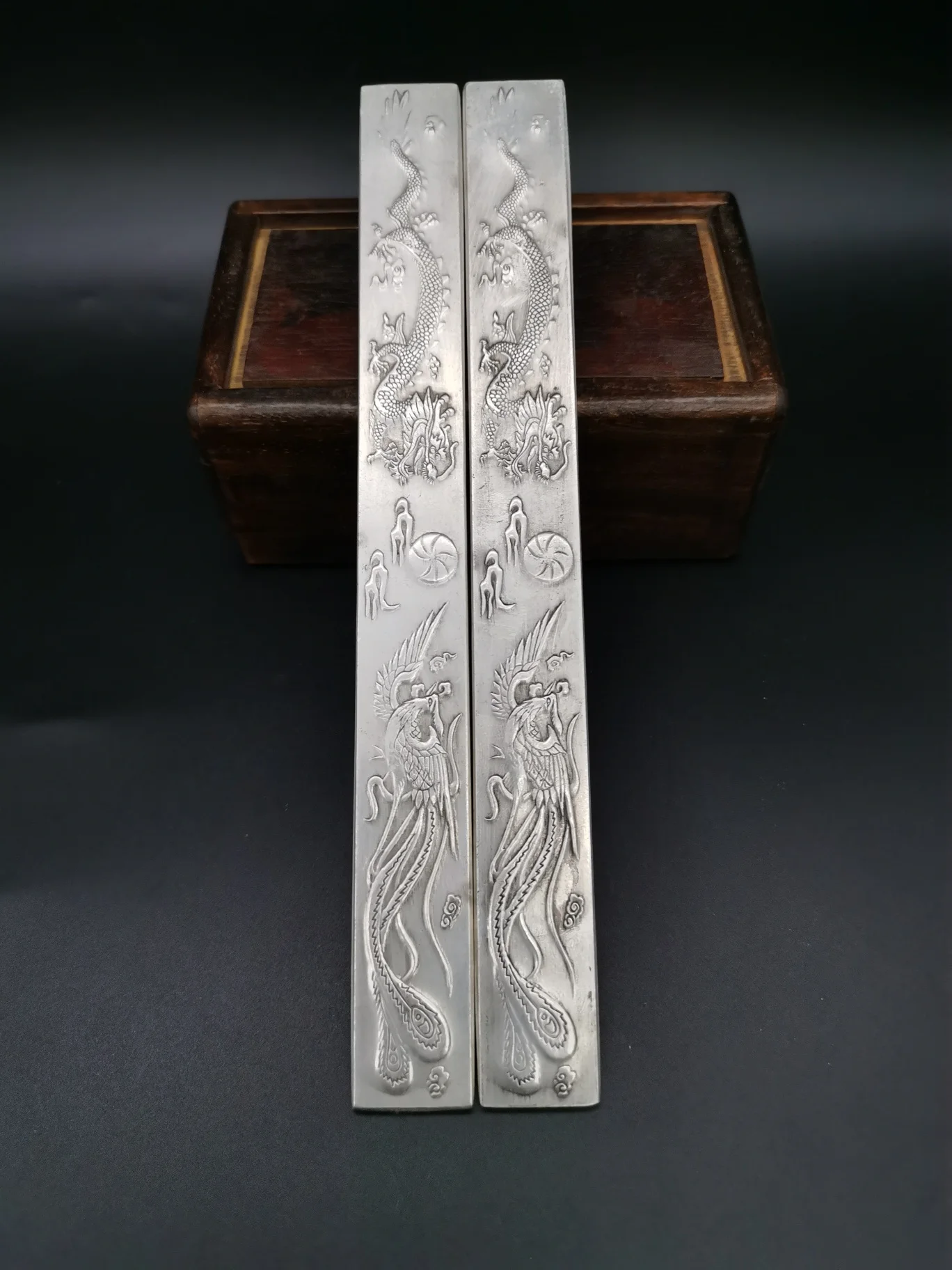 

Collect Chinese Elaboration Cupronickel Auspicious Lucky Wealth“ Dragon and Phoenix”Paper-Weight Metal Crafts Home Decoration