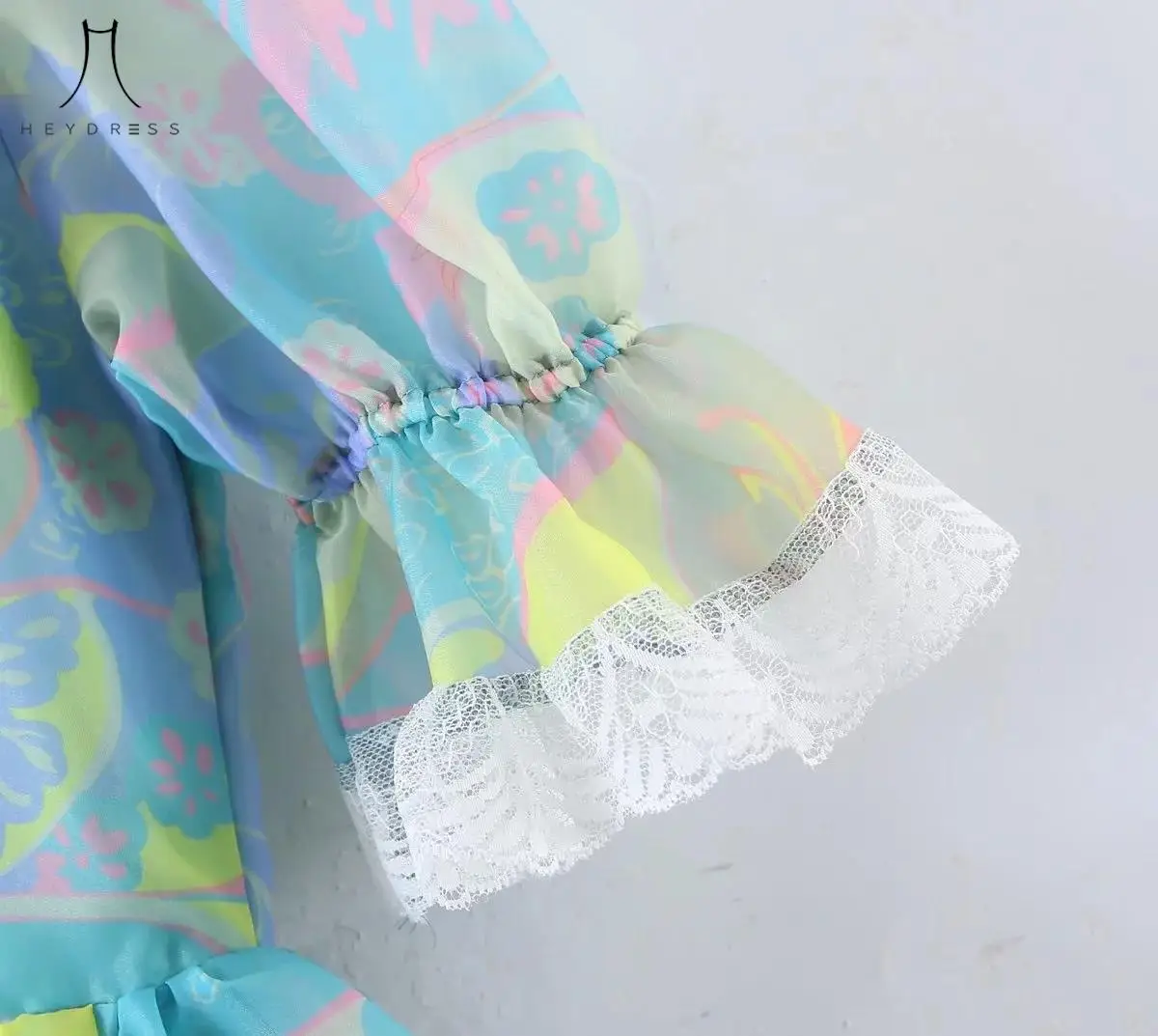 Кружевное платье с длинным рукавом-фонариком и оборками |