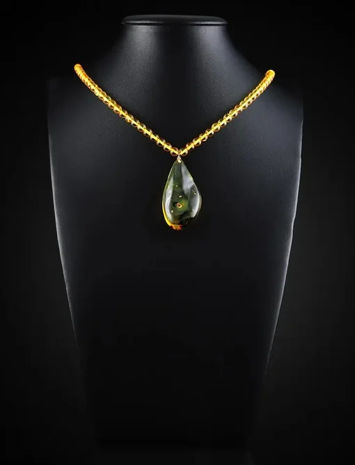 Колье с объёмной подвеской из натурального балтийского янтаря лимонного цвета