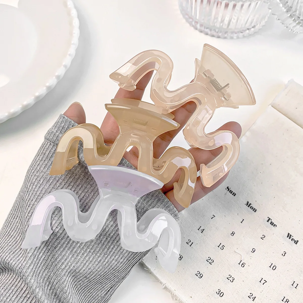 

9cm Vintage Wave Hair Claw Hairpin Women Girls Fashion Design Korean Sweet Ponytail Hair Clip Headwear Hair Accessories