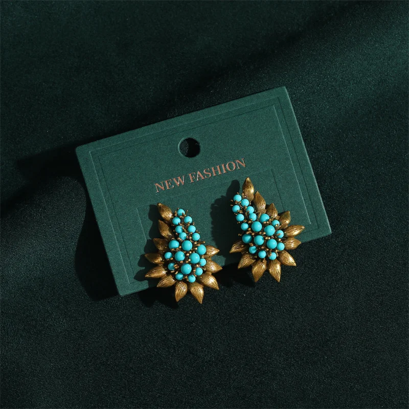 Винтажные серьги-гвоздики из бисера морского синего цвета с натуральными