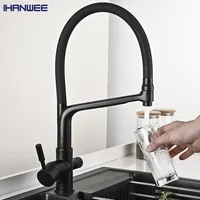 Кухонный смеситель с краном для питьевой воды и съемным гибким изливом, выглядит очень стильно