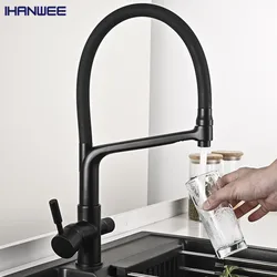 Кухонный смеситель с краном для питьевой воды и съемным гибким изливом, выглядит очень стильно