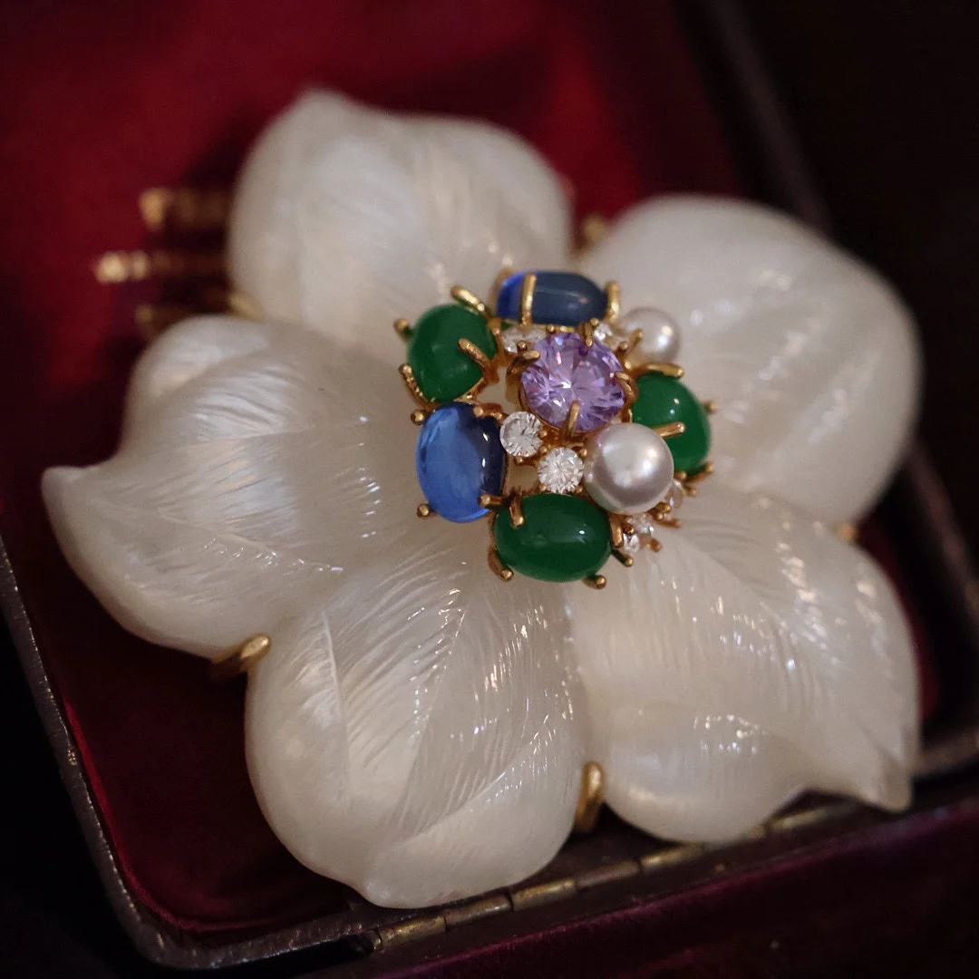 

Beautiful brooch with premium resin flowers
