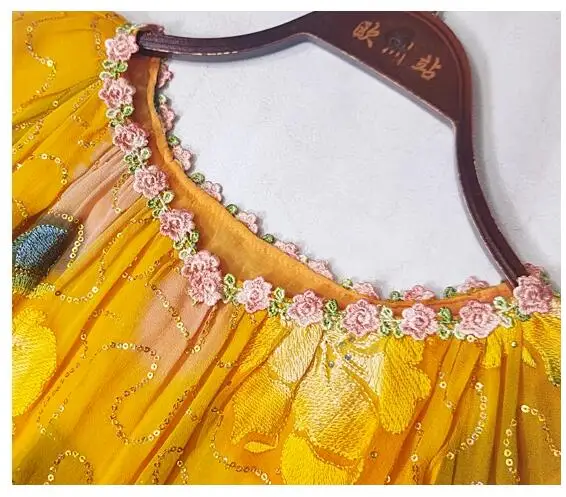 Женский костюм-двойка с принтом и вышивкой из пайеток