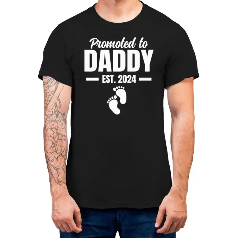 Фото Футболка Promoted To Daddy Est 2024 для папы на День отца, размеры S-3XL №1