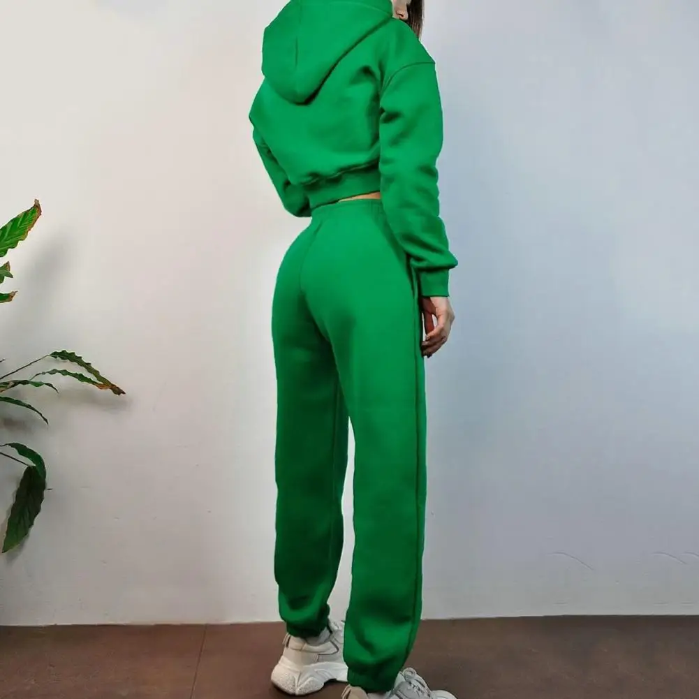 

Комплект спортивной одежды из толстовки и брюк с длинным рукавом