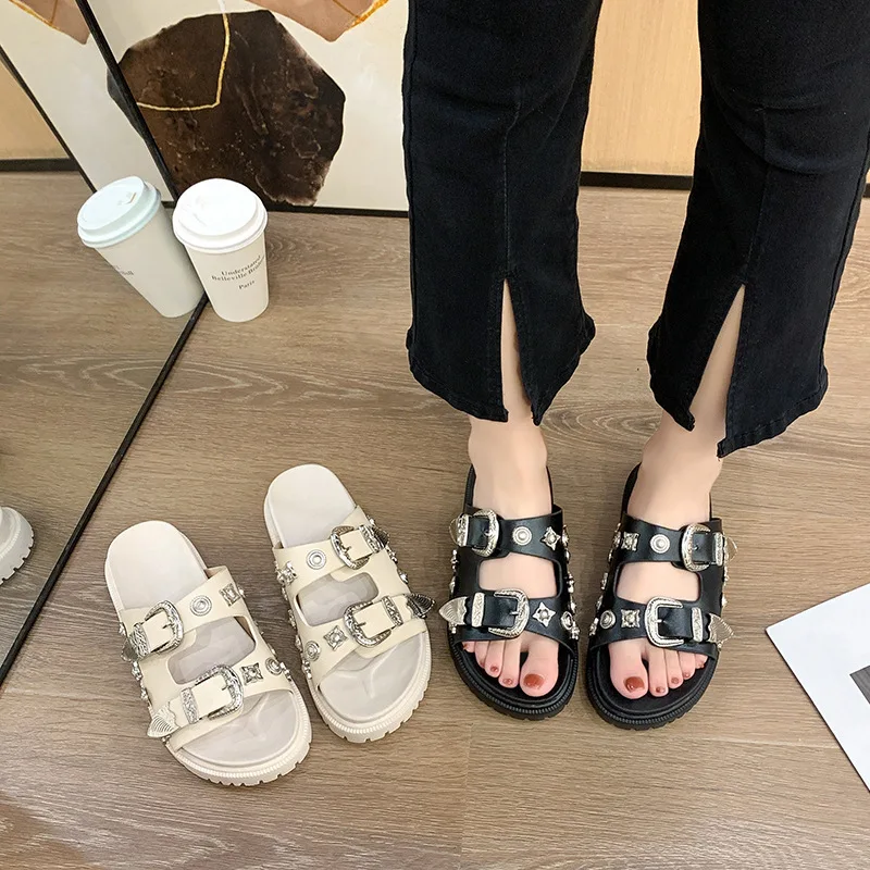 

Женские готические шлепанцы ippeum, черные сандалии на плоской платформе, летние тапочки с металлическим ремешком, сандалии в стиле панк, 2023