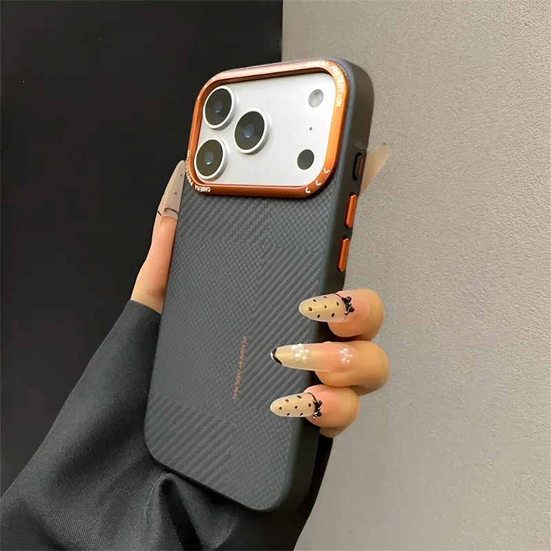 Фото Магнитные матовые чехлы с текстурой карбона для iPhone 17, 16, 15 Pro Max с магнитной зарядкой, роскошные защитные чехлы для телефона с защитой камеры №3