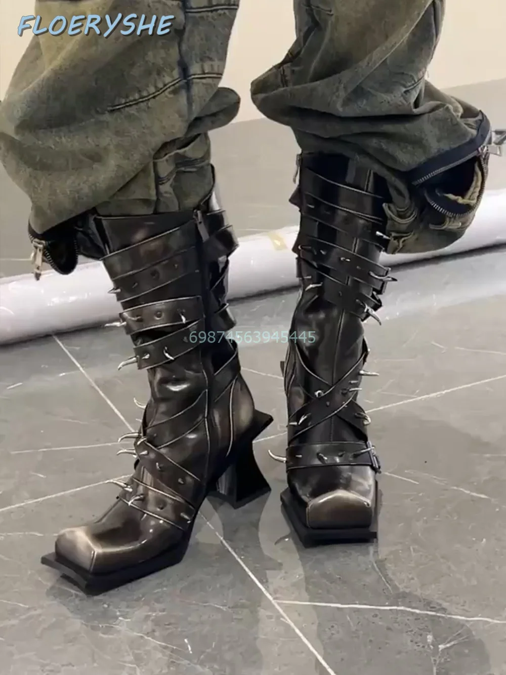 Женские ботинки с заклепками зимние до середины икры перекрестной шнуровкой