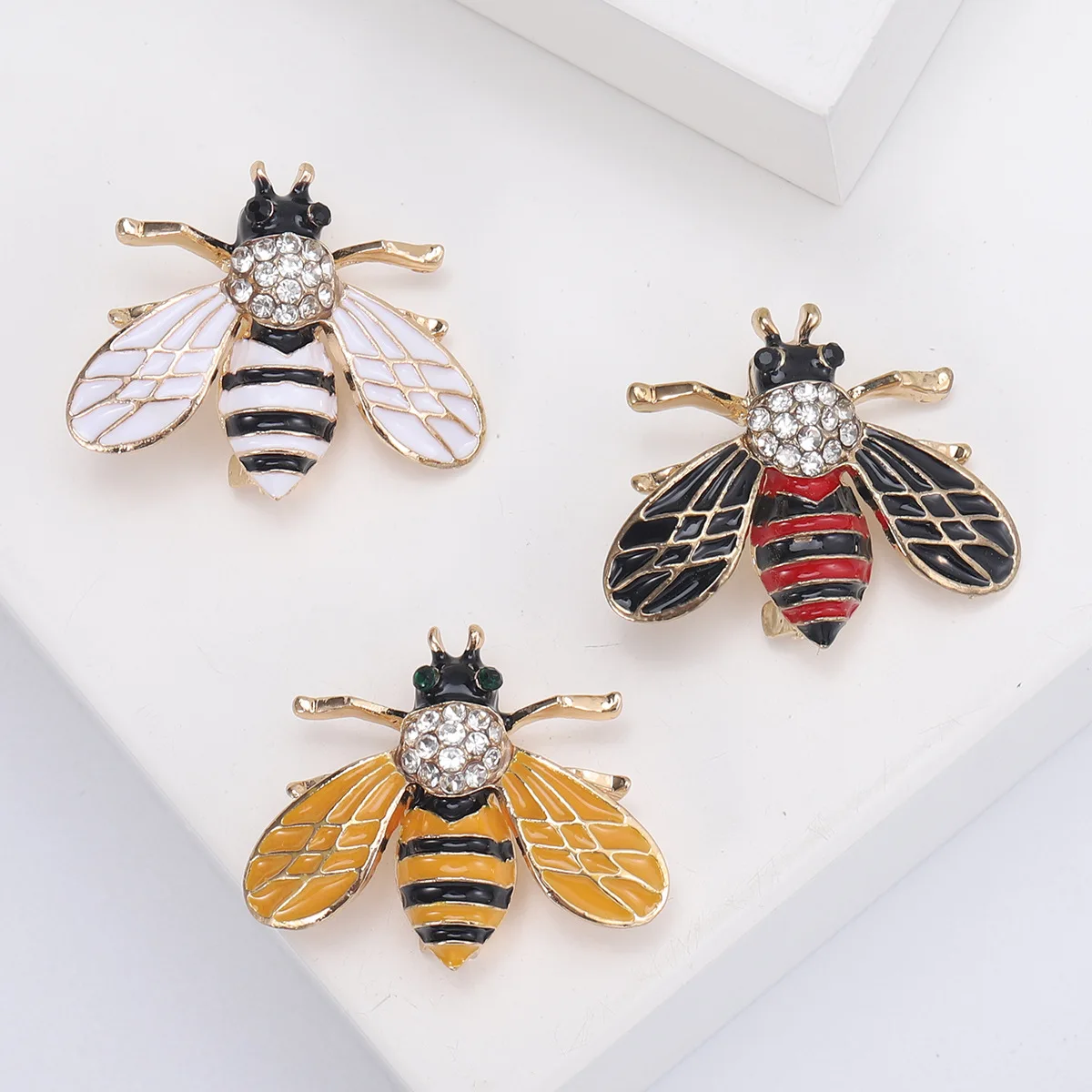 

Cute Rhinestone Bee Brooch Women Party Accessories Insect Pearl Corsage Brooches Cardigan Suit Clothing Accessories Gift