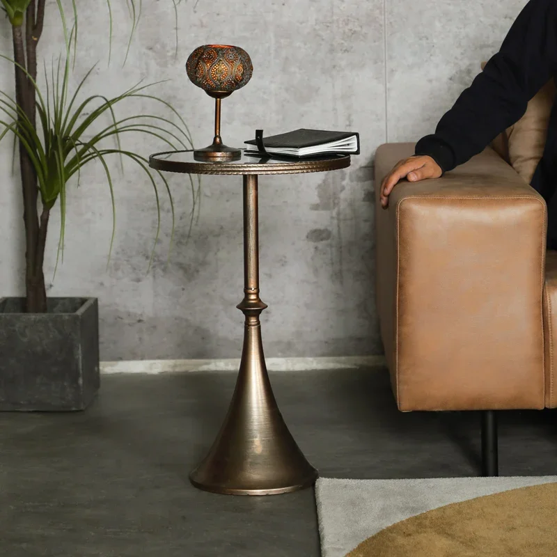 

Мебель в скандинавском стиле, металлический круглый стол, искусственная зеркальная стеклянная мебель в стиле ретро, несколько углов для дивана, несколько балконов, чайный столик