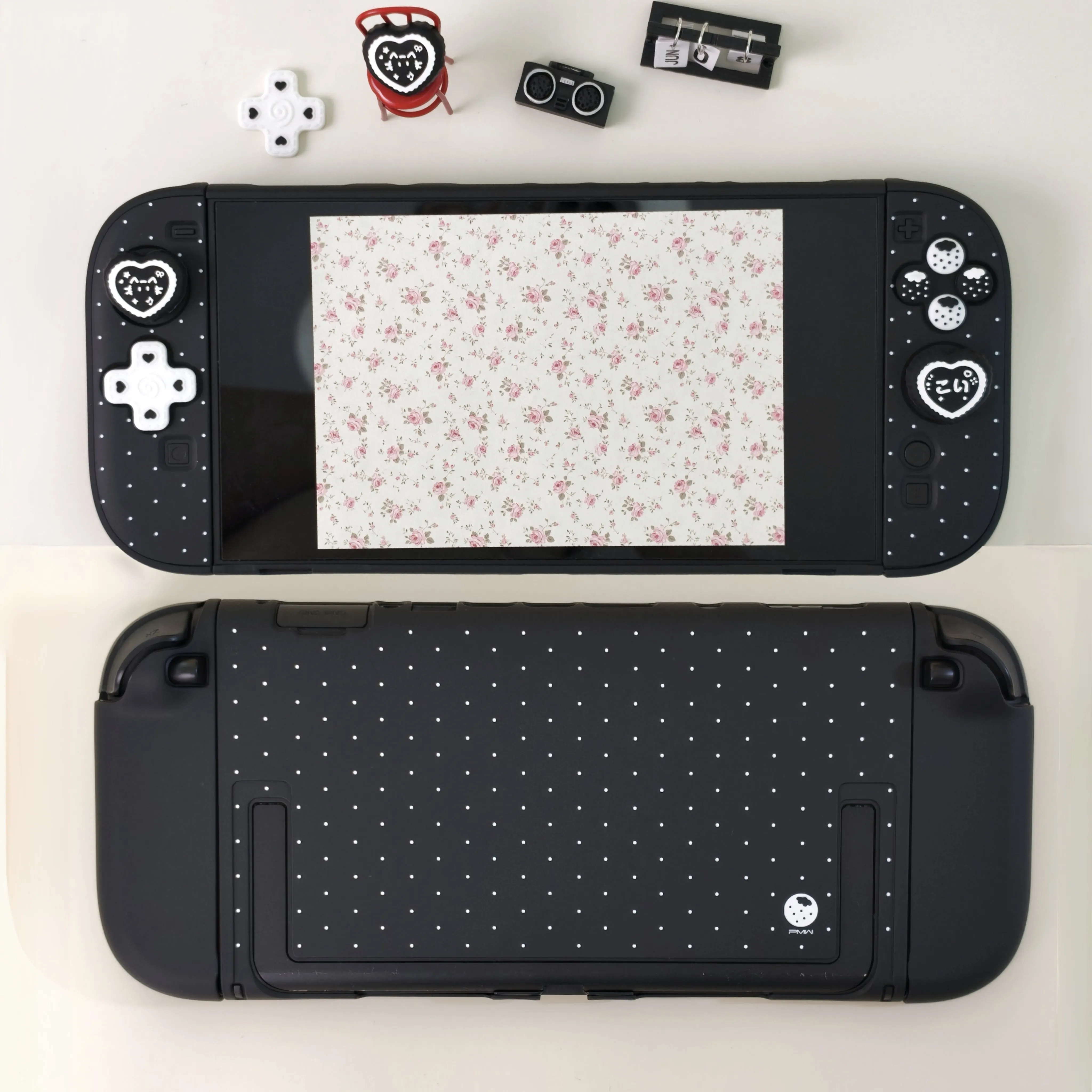 Фото Защитный чехол Cute Switch 2 для NS2, розовый в горошек, жесткий корпус с накладками на стики, наклейками на кнопки и противоскользящим покрытием №4