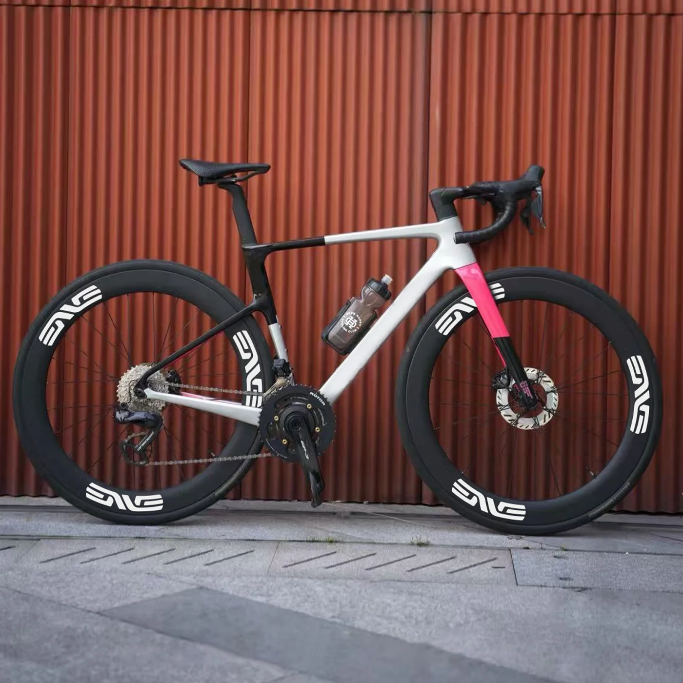 Фото Наклейки на колеса для шоссейного велосипеда ENVE Pogacar Tour de France Champion Limited Edition, белые, водонепроницаемые и устойчивые к УФ-излучению наклейки на обода. №4