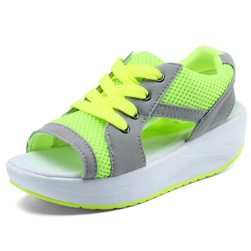 Рисунок 4 - Женские сандалии со стразами на толстой подошве