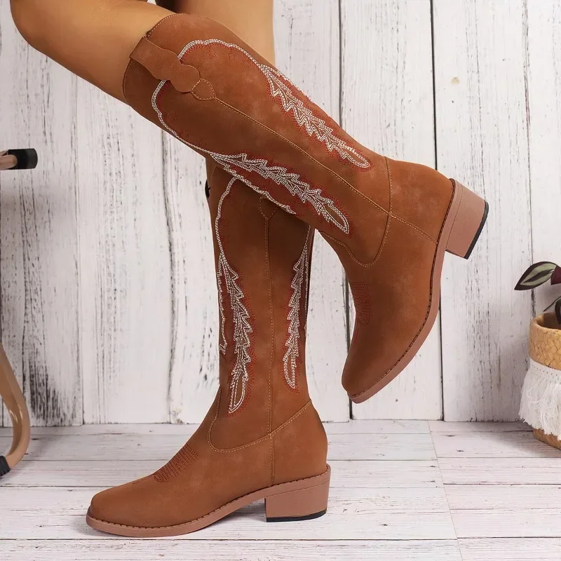 

Женские сапоги без шнуровки, с острым носком, до середины икры