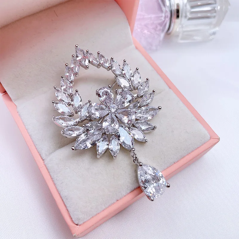 

Модная брошь с нефритовым ангелом, инкрустированная цирконом, креативная брошь в виде цветка, для платья, шелковый шарф, аксессуар для пальто, броши-булавки для женщин