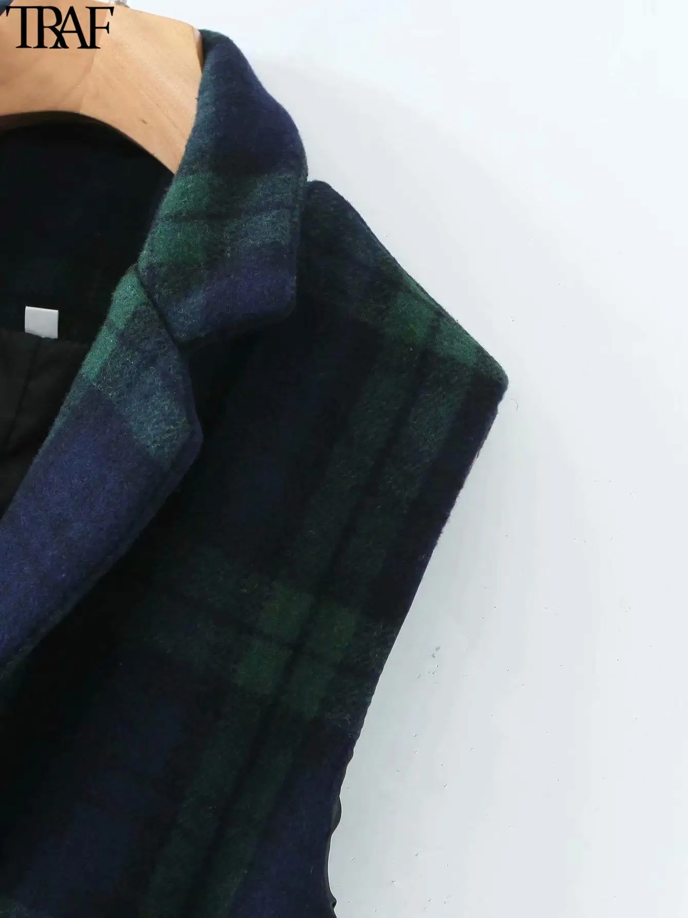 Куртка женская осенняя клетчатая без рукавов с открытым стежком и накладными