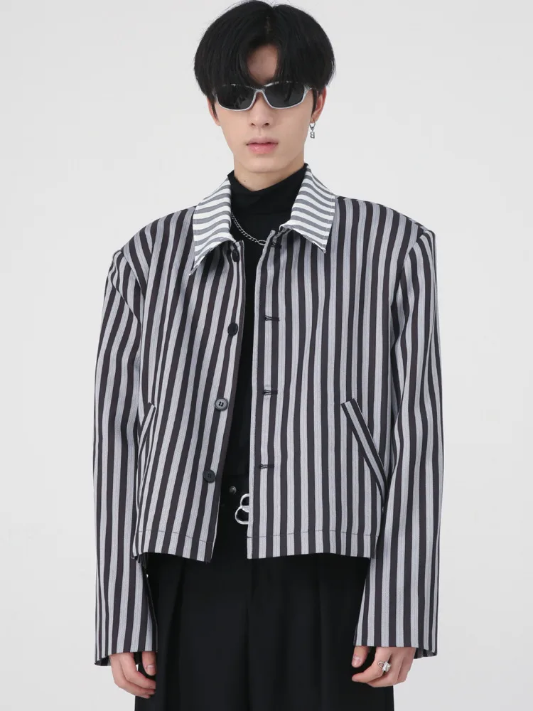 

SYUHGFA Men Clothnig 2022 Autumn Personality Stripe Short Loose Coat Korean Streetwear Single Breasted Shoulder Pads Jacket