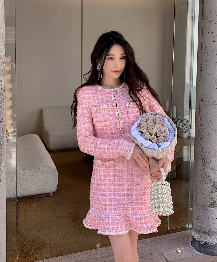 Качественное осенне-зимнее короткое трикотажное платье с длинными рукавами и