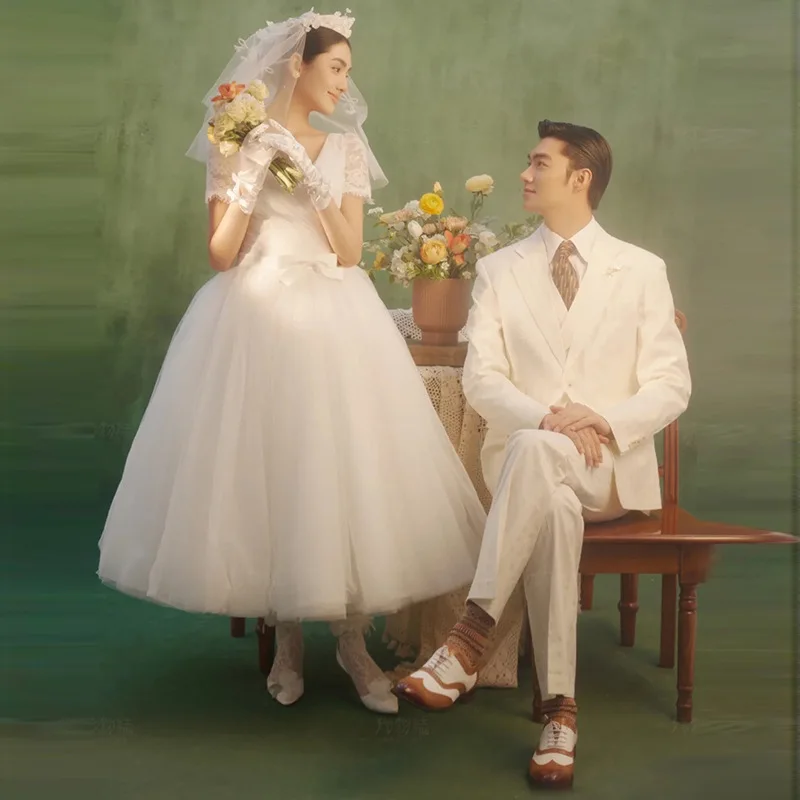 

Женское свадебное платье с V-образным вырезом