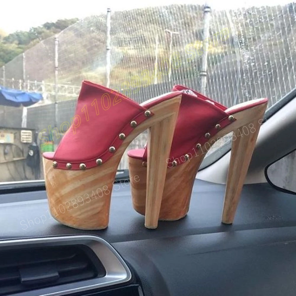Женские туфли с круглыми заклепками красные на очень высокой массивной