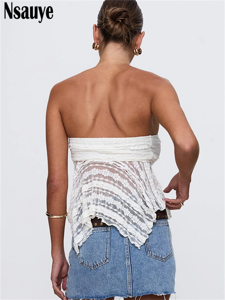 Кружевной укороченный топ без бретелек с открытыми плечами