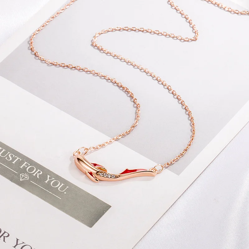 Женское ожерелье с подвеской в виде дельфина из розового золота