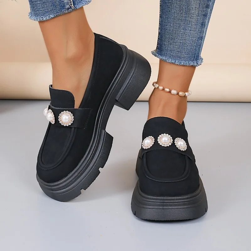 Туфли женские на толстой подошве однотонные лоферы с рельефным жемчугом