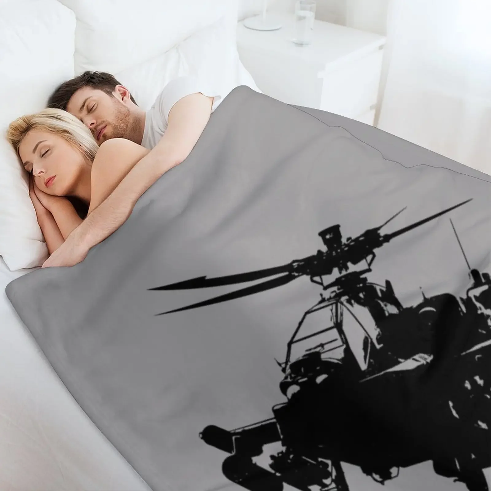 Фото Плед AH-64 Apache (с маленьким логотипом), устойчивый к выцветанию, уютный плед №4