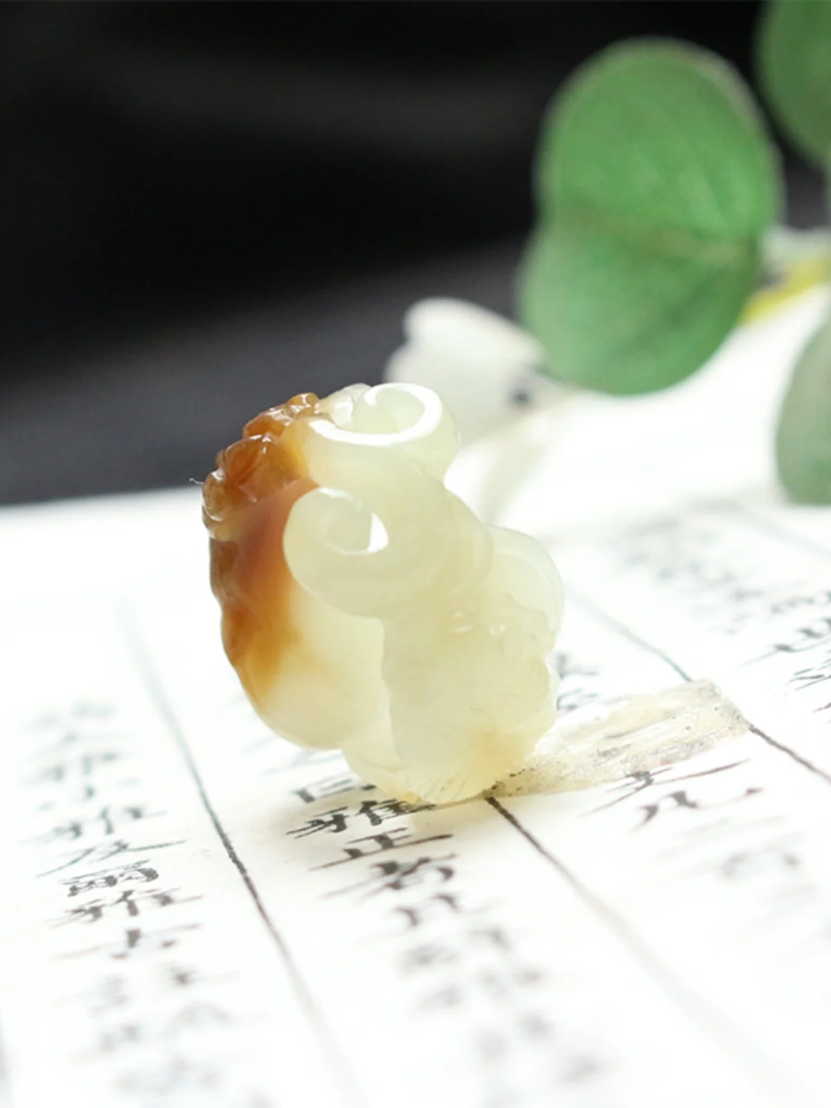 Золотое кольцо с нефритовой рыбкой в виде рыбы