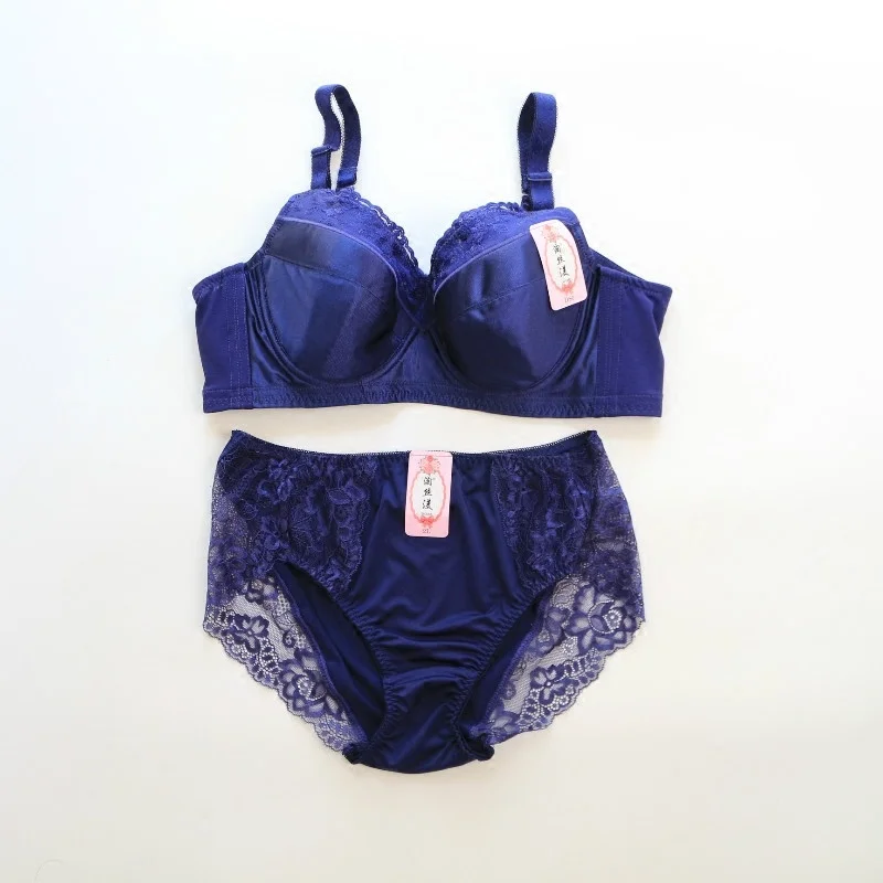 

Комплект женского нижнего белья с чашками пуш-ап