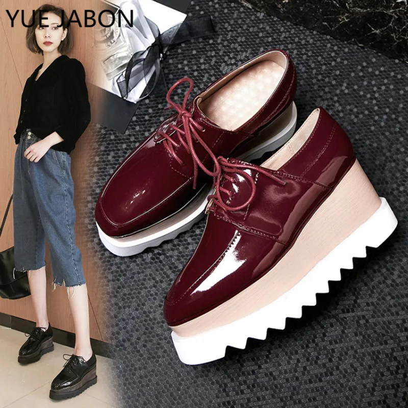 Женские лакированные кожаные лоферы черные туфли на платформе со шнуровкой