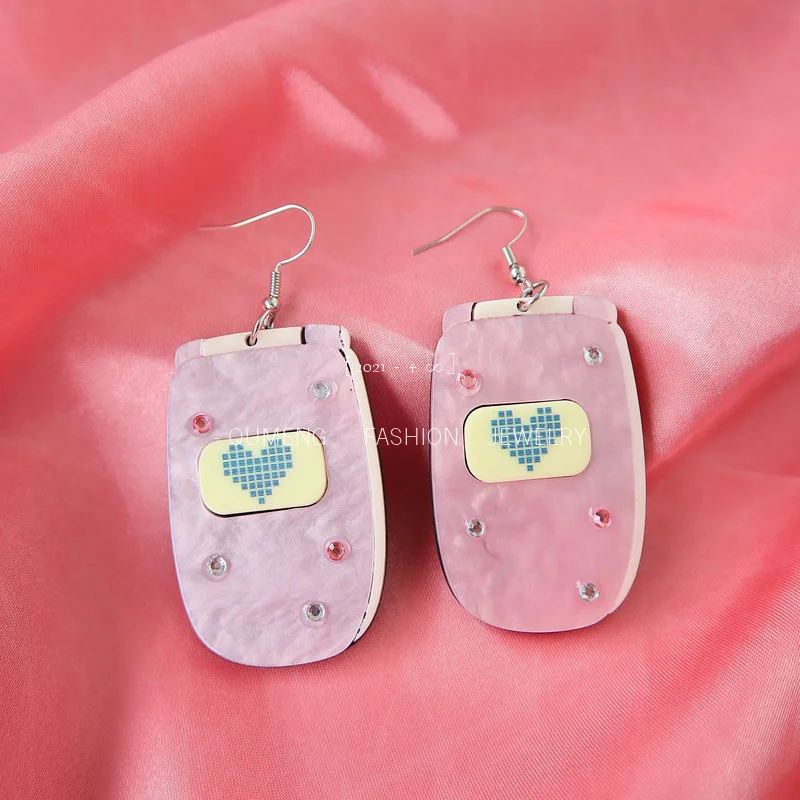 

Creative and Novel Acrylic Retro Flip Phone Earrings Y2K Cute and Exaggerated Personality Women's Earrings Suitable for Girls