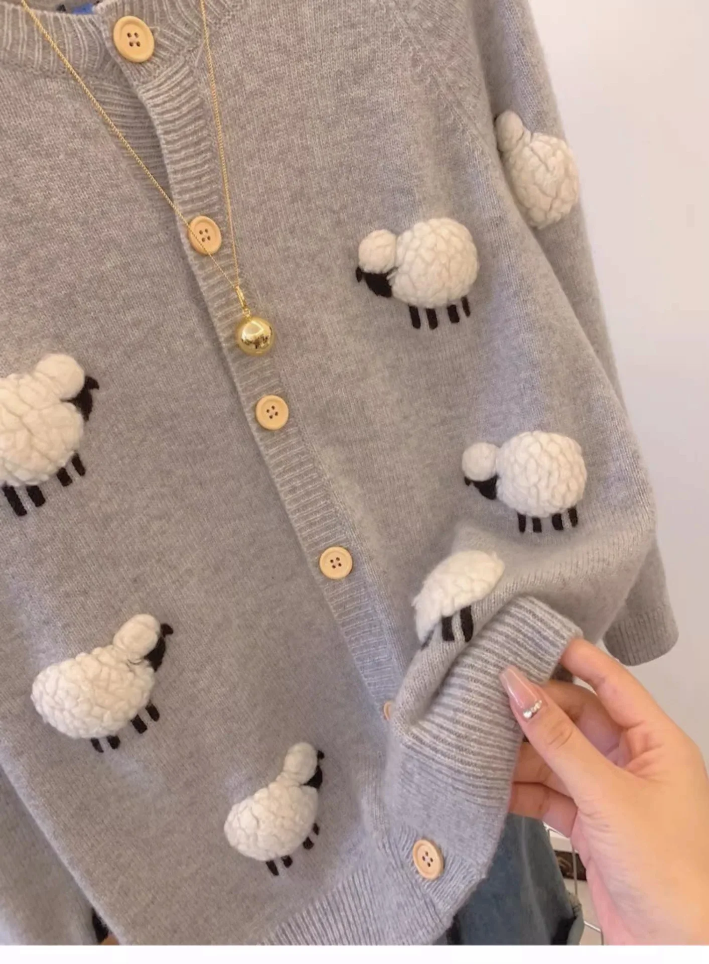 Женское трикотажное пальто с вышивкой на весну/осень