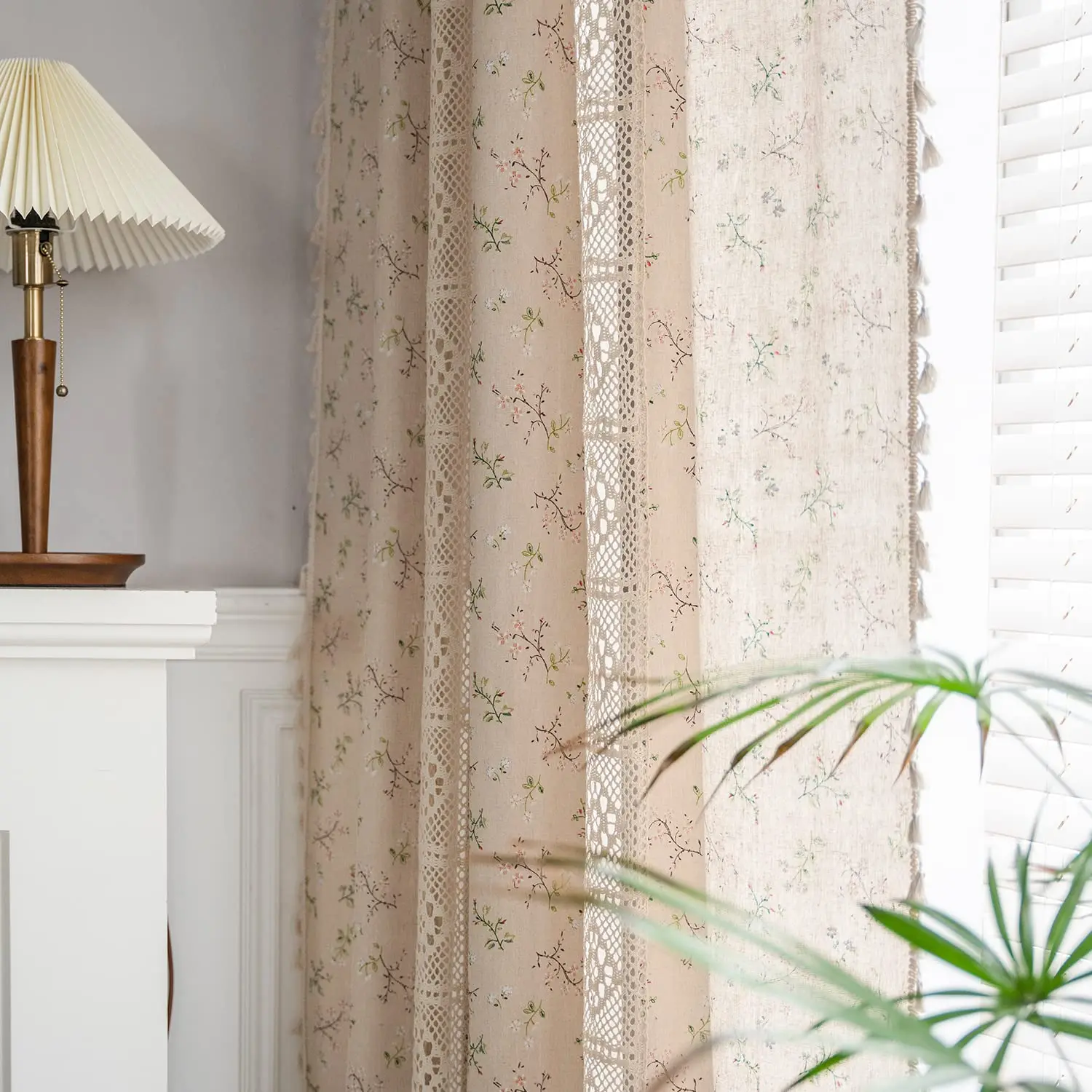 Полузатемняющие оконные шторы в стиле бохо с цветочным рисунком занавески