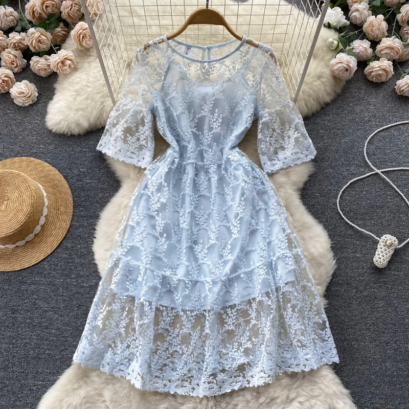 

Красивые светло-голубые летние платья с коротким рукавом и круглым вырезом