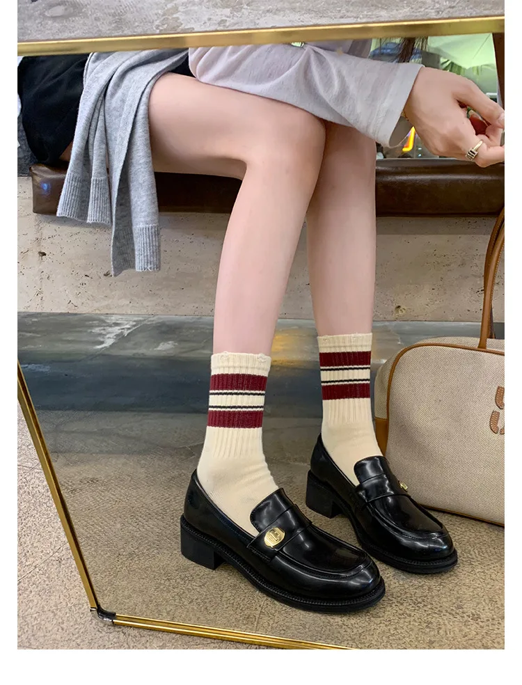 Туфли женские из натуральной кожи на толстом каблуке с золотистой пряжкой