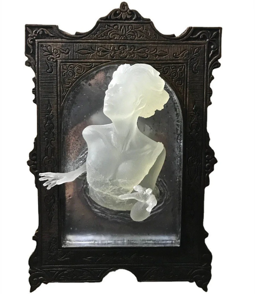 

Светящаяся статуя призрака в зеркале