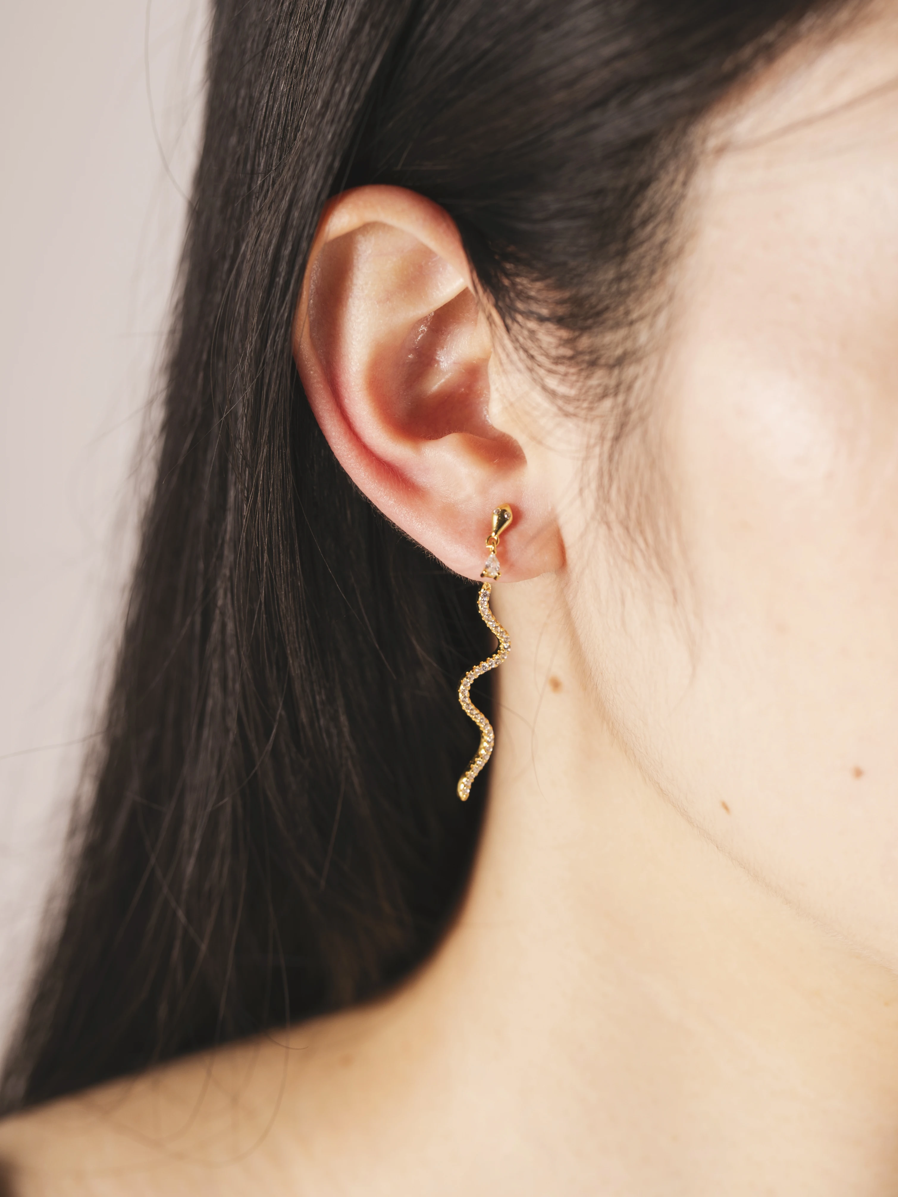 DPLAOPA новинка 925 года серебро 2023 пробы Золотая змея серьги-подвески с цирконом