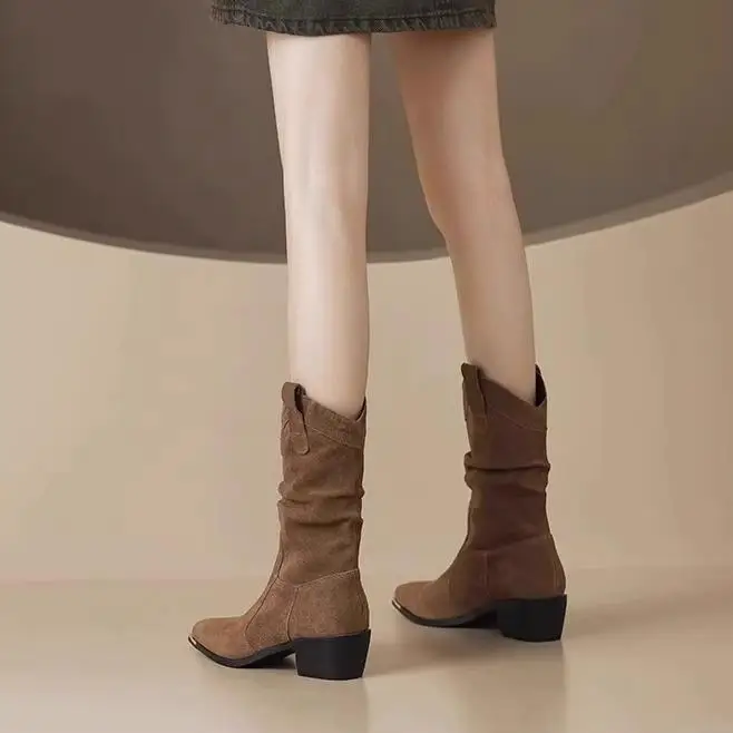 Ковбойские сапоги в стиле вестерн на массивном каблуке с острым носком женская