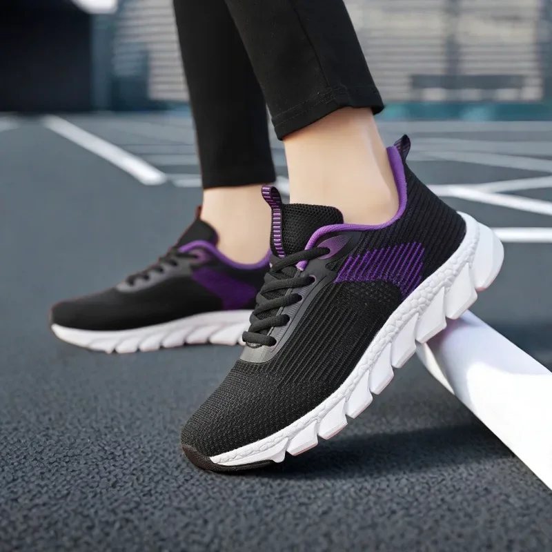 Повседневная обувь. Летняя обувь для элегантных и модных женщин. Модный теннис.