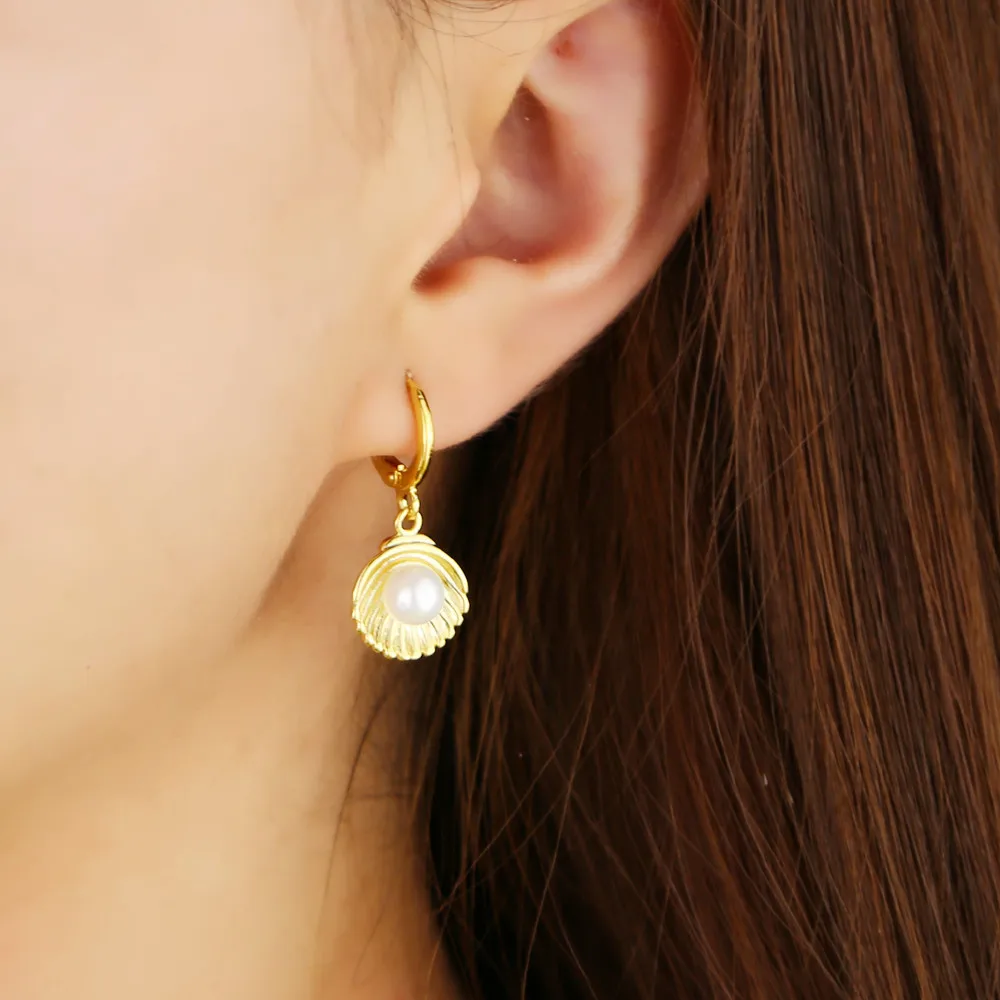 Новинка лета 2024 серьги-подвески в виде морской ракушки для женщин золотой цвет с