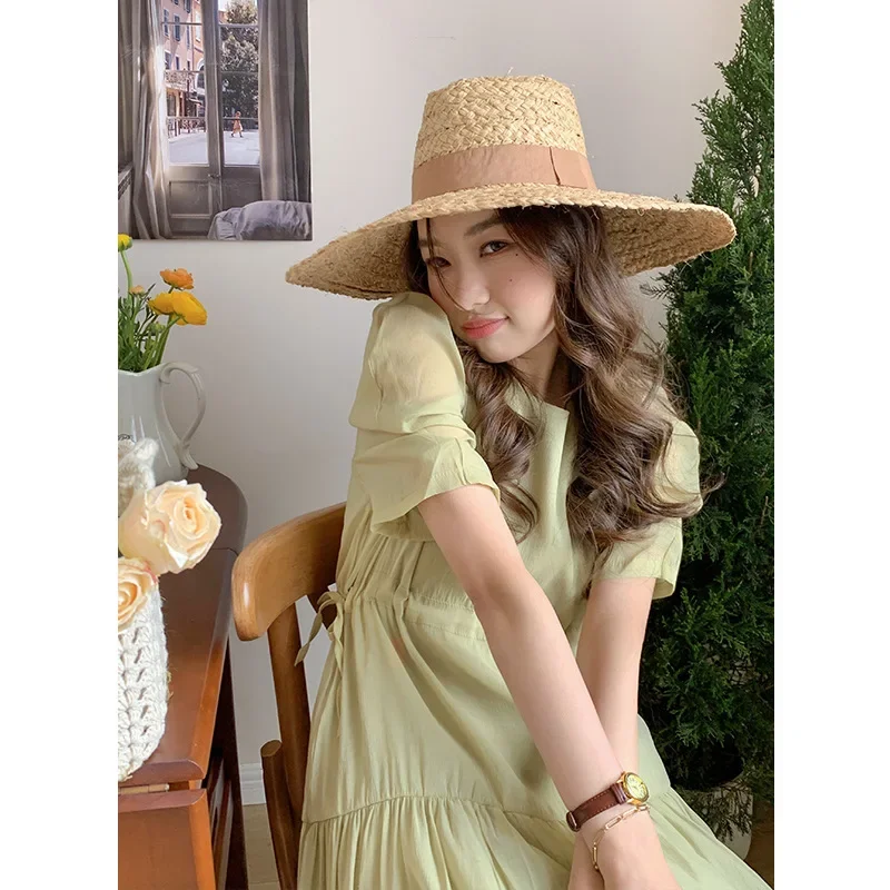 Платье с пышными рукавами и завязками на талии во французском стиле изображением