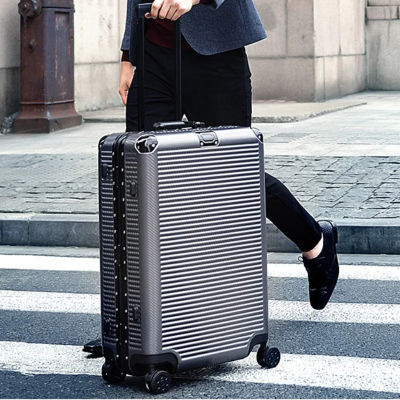 TRAVEL TALE  Spinner Aluminum Frame Hardside Travel Suitcase