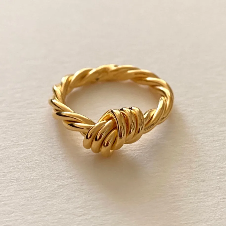

Кольцо из серебра S925 пробы с узелком, 18 к золотом