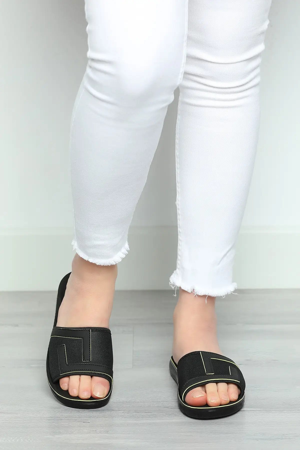 

Black yellow women anatomical daily slippers